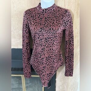 NWOT Liz & Sara Velvet Long Sleeve Bodysuit – Pink & Black Animal Print (M)